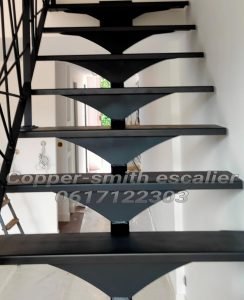 Escalier limon central pliage V incurvé